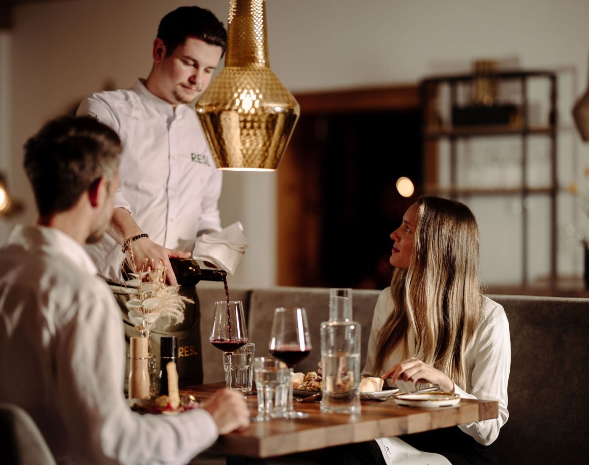 Paar sitzt gemeinsam am Restauranttisch im 1774 in Flachau