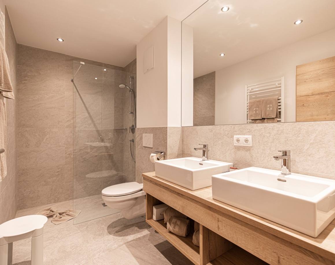 Badezimmer Glasdusche, Waschbecken und Spiegel