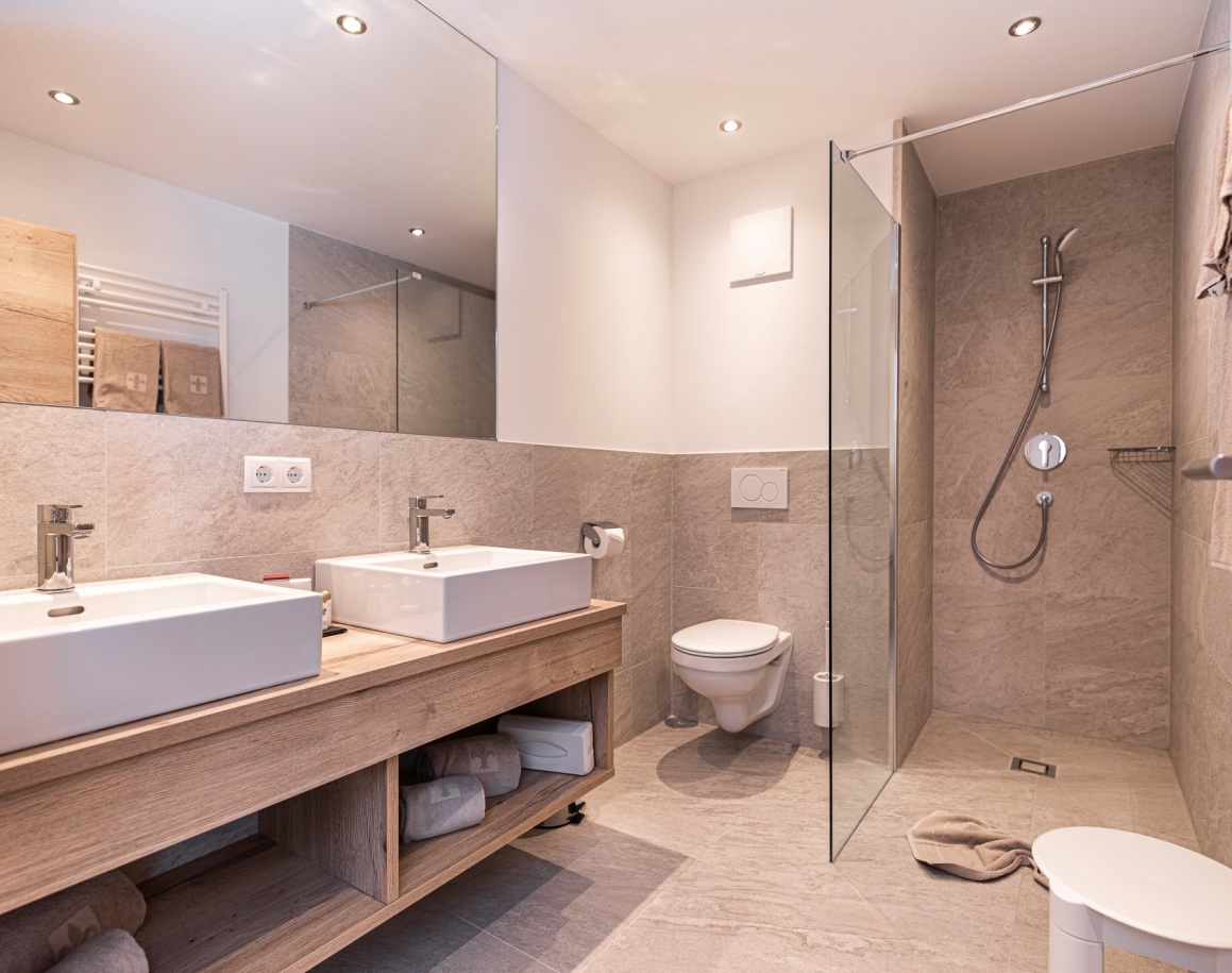 Modernes Badezimmer mit Doppelwaschbecken, Spiegel und Dusche