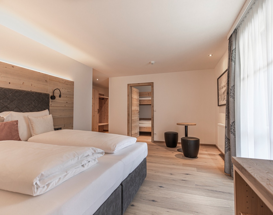 Hotelzimmer mit Doppelbett, Schreibtisch und Sitzecke