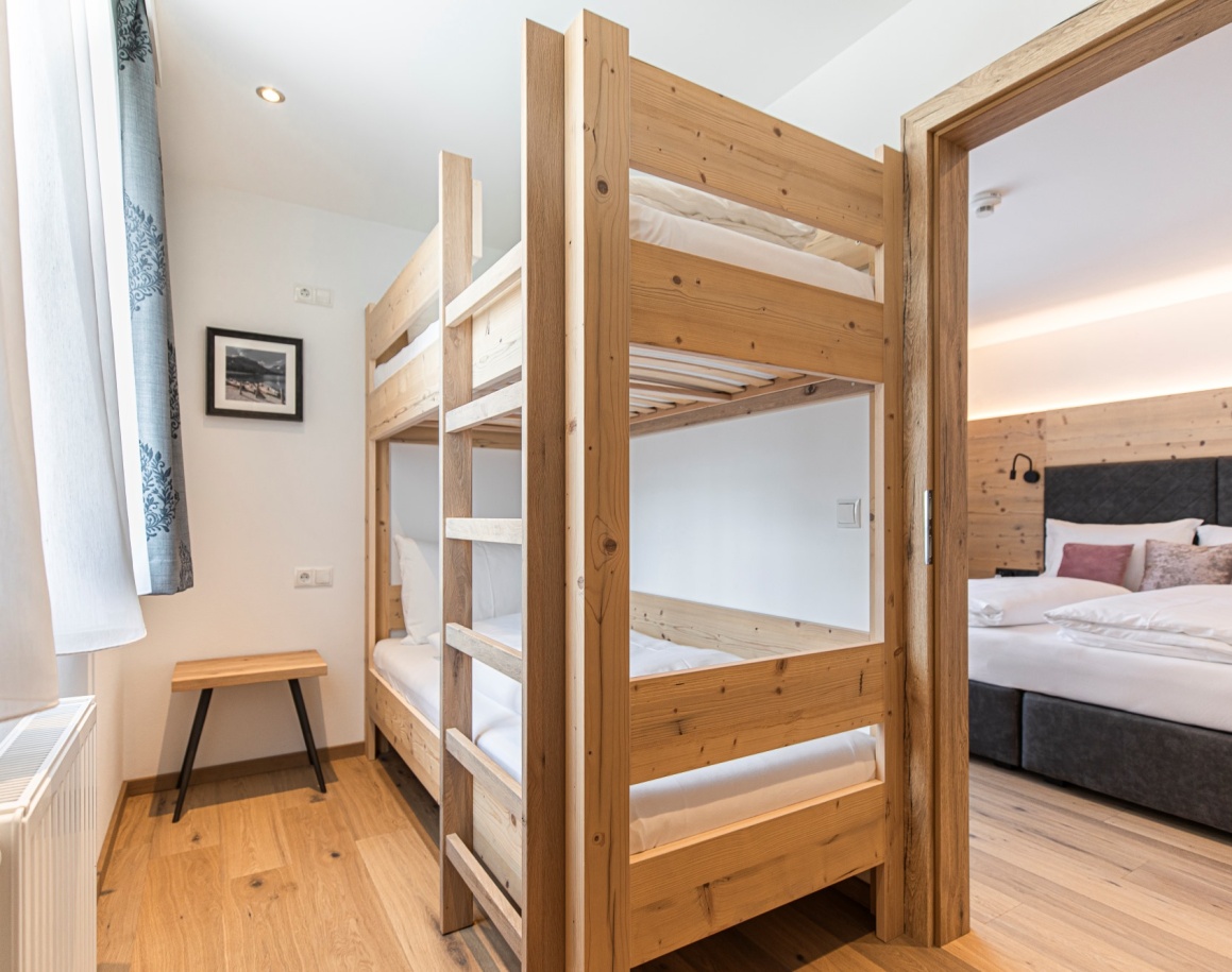 Zimmer mit einem Etagenbett aus Holz 