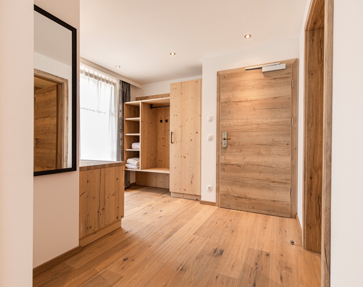 Heller Flur mit Holzschrank und Spiegel