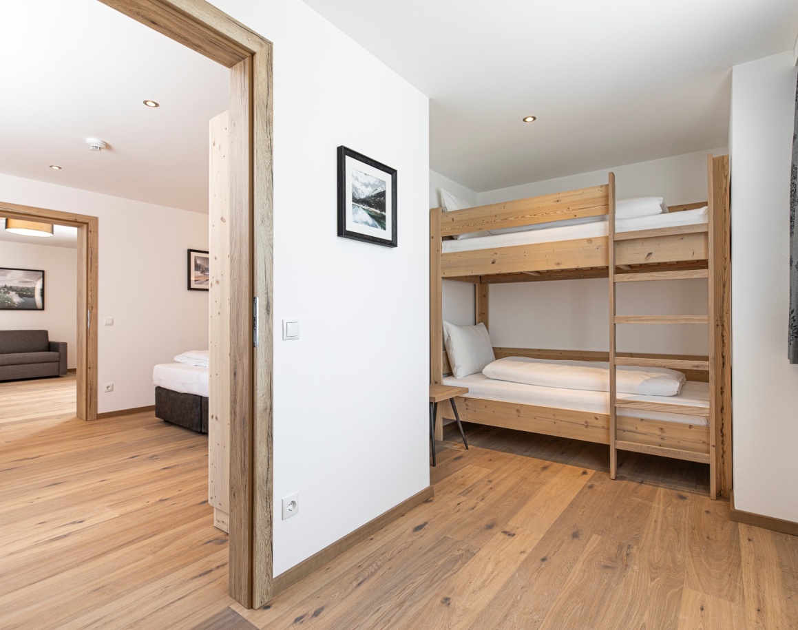 Moderne Wohnung mit Holzböden, Etagenbett und Doppelzimmer