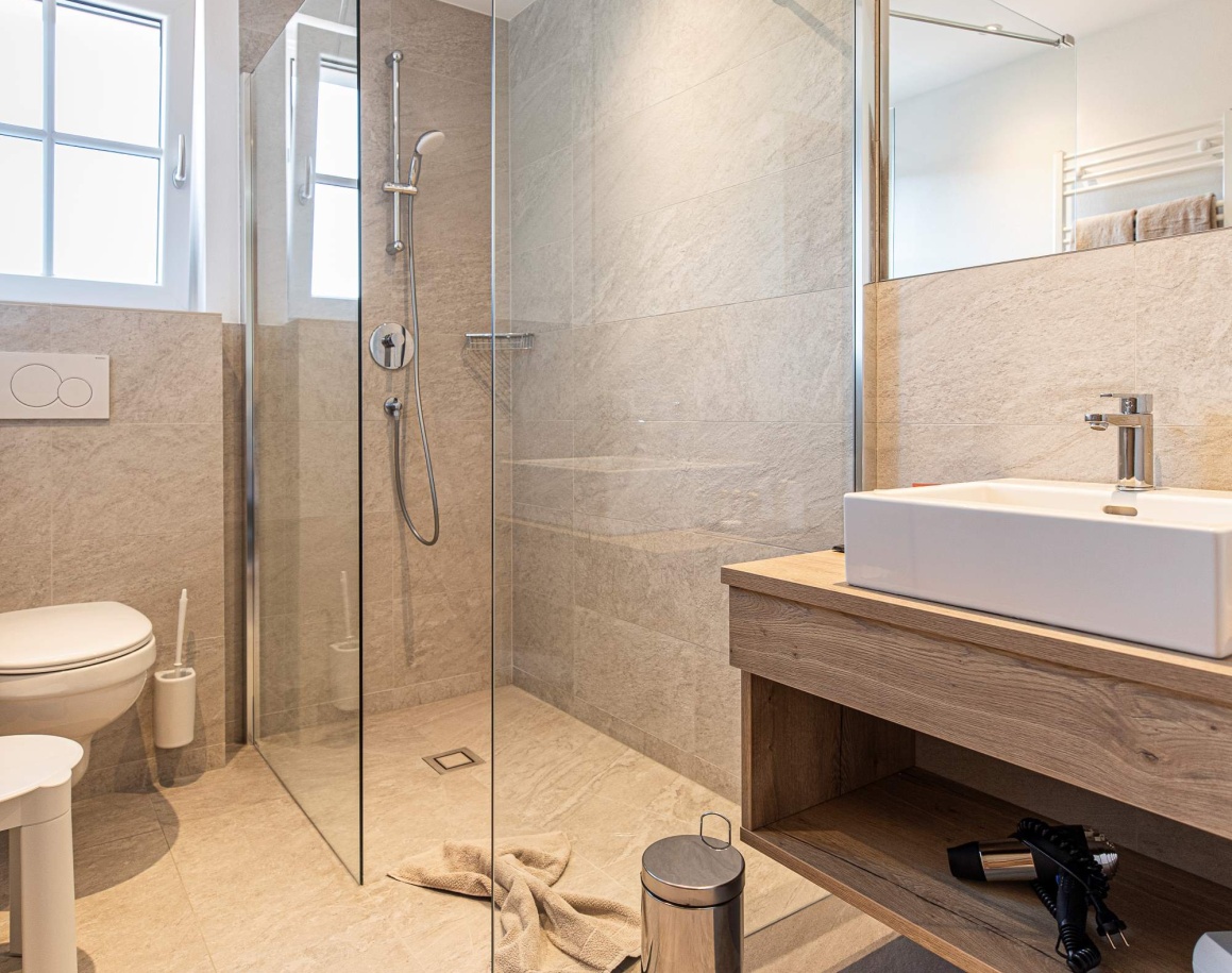 Modernes Badezimmer mit begehbarer Dusche und Waschbecken