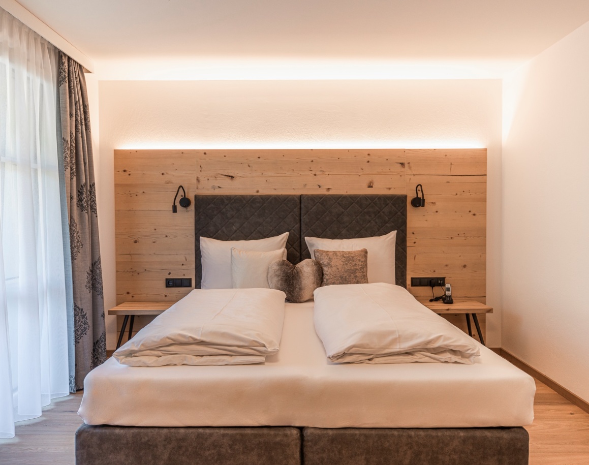 Modernes Schlafzimmer mit großem Doppelbett