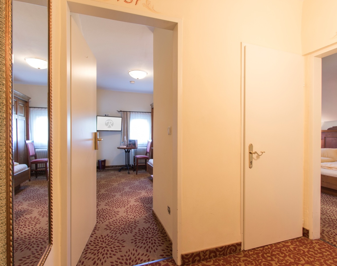 Ein Flur mit zwei offenen Türen