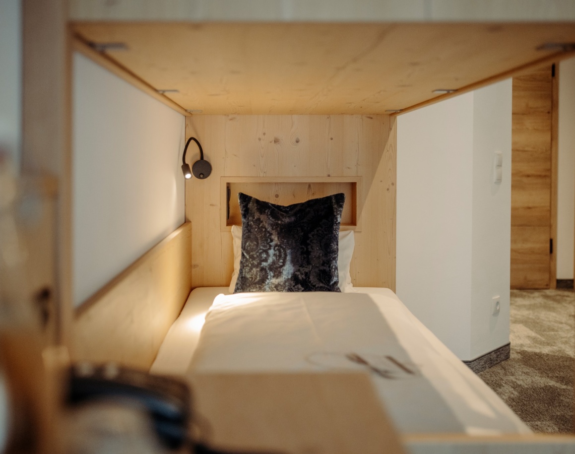 Gemütliches Stockbett mit Leselampe