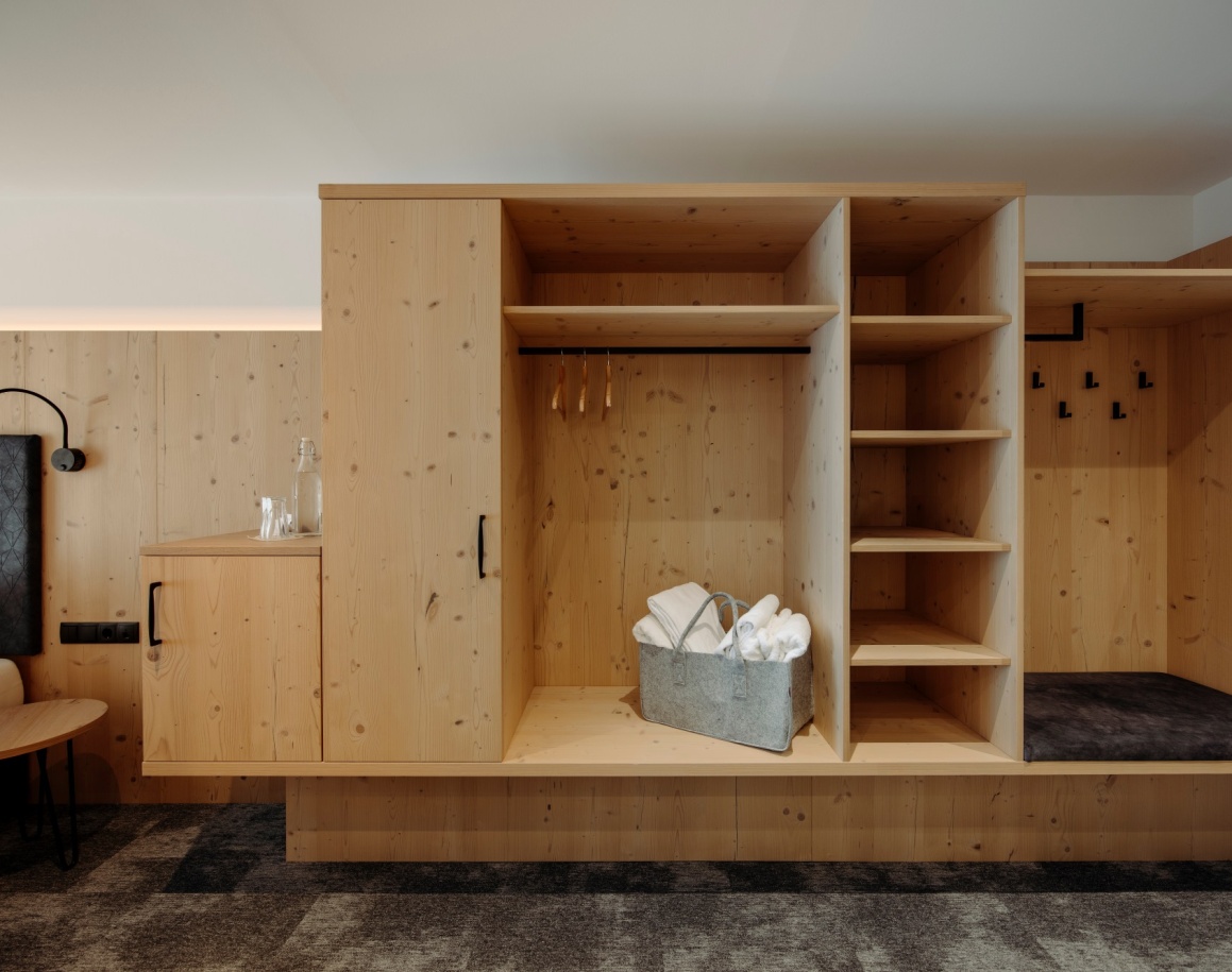 Großer Kleiderschrank mit viel Stauraum in einem Hotelzimmer