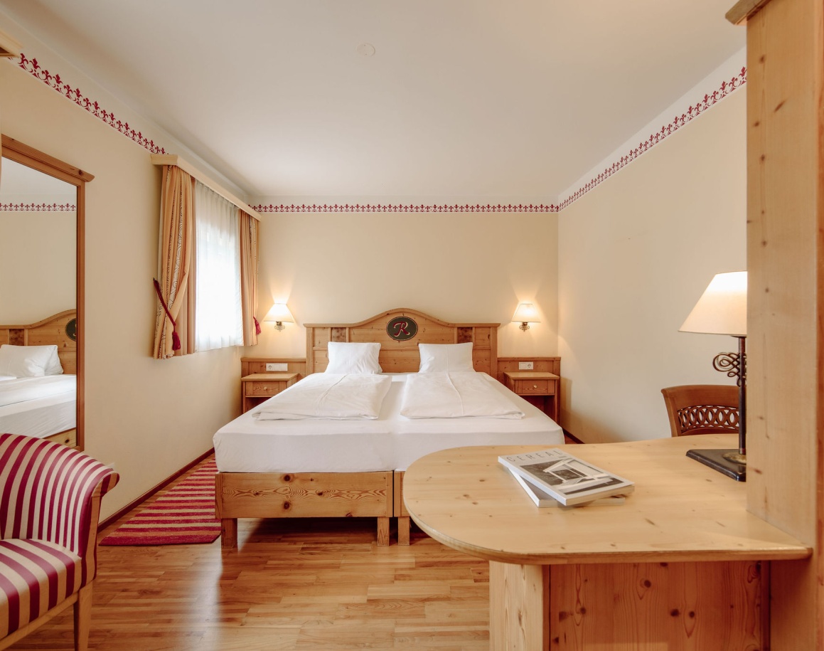 Double Small Zimmer mit Doppelbett und Holzboden