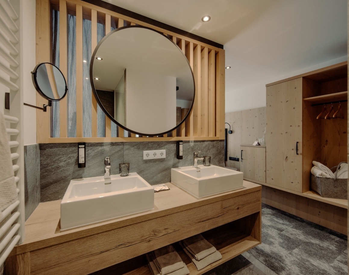 Modernes Hotelbadezimmer mit Doppelwaschbecken