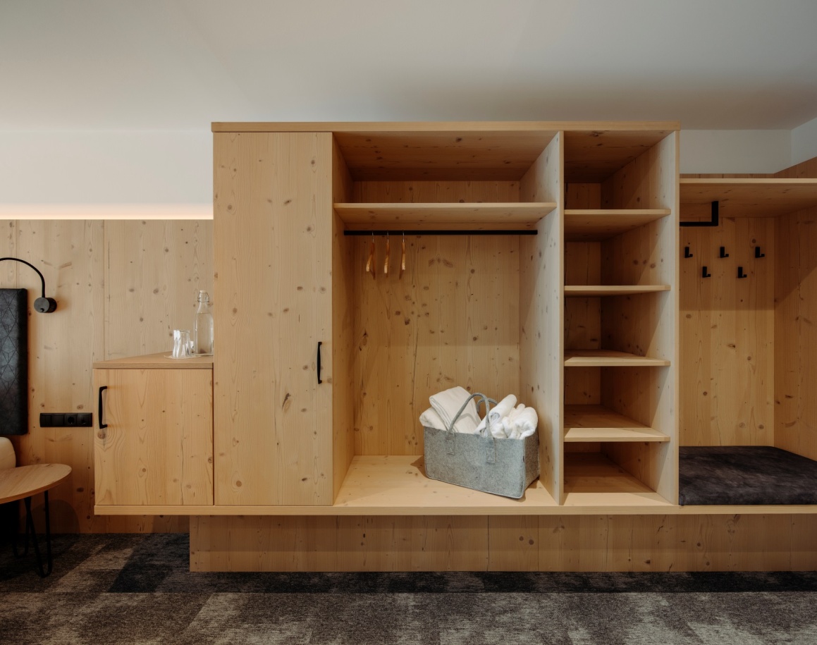 Großer Kleiderschrank mit viel Stauraum im Hotelzimmer Resl