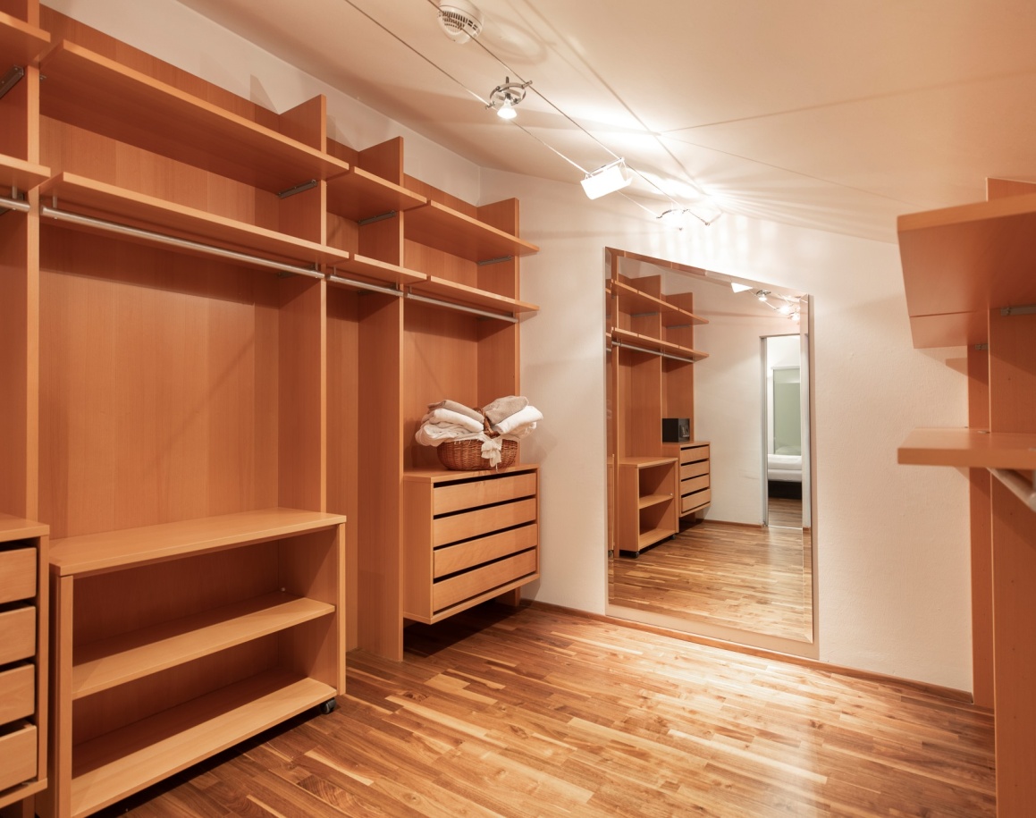 Begehbarer Kleiderschrank mit Holzregalen und Spiegel